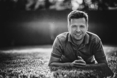 kırsal alan o kamera gülümseyen arayan genç adam. Tek renkli fotoğraf