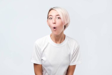 Yaygın olarak ağız açma ve gözleri dışarı sürpriz haşhaş komik Avrupa kadın