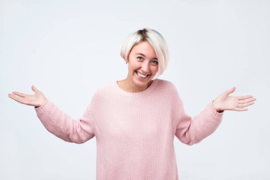 Kadın omuz gibi cevap, bilmiyor clueless ve belirsiz silkiyor.