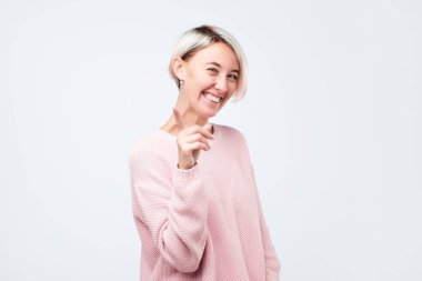 Gülümseyen öğrenci kadın istiyorum size, işaret veya beyaz arka plan üzerinde teşvik.