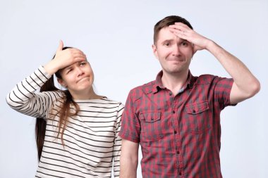 Üzgün unutkan genç beyaz adam ve başlarına elele ve korku ile kameraya bakarak kadın