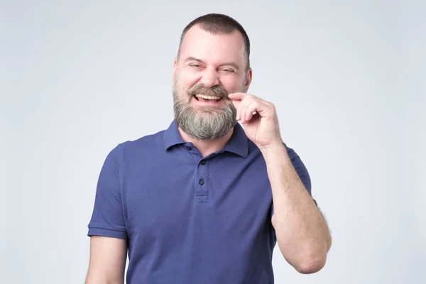 Tersenyum Menarik Pria Dewasa Dengan Jenggot Shirt Biru Melihat Langsung — Stok Foto