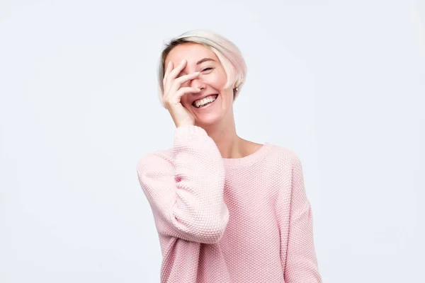 Jovem Com Cabelo Curto Tingido Suéter Rosa Rindo Fechando Rosto — Fotografia de Stock