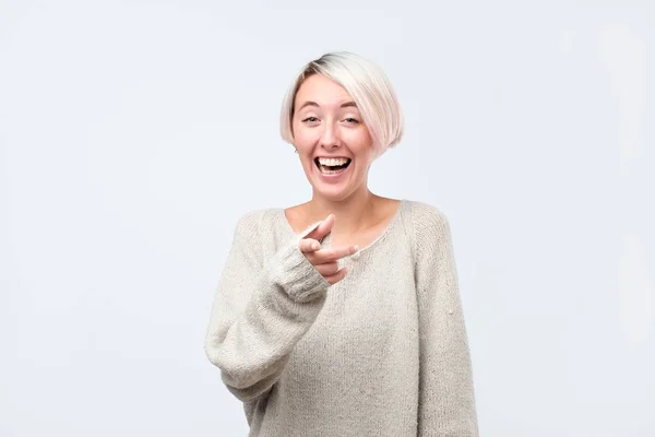 Молода Жінка Сміється Вказуючи Камеру Чудовий Жарт Така Кумедна Концепція — стокове фото