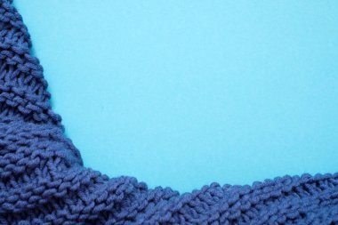 Renkli arka plan üzerinde mavi örgü kazak ile yapılan çerçeve.