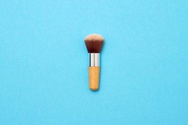 Kadınlar için mavi arka plan üzerinde yeni doğal fırça olun kavramı.