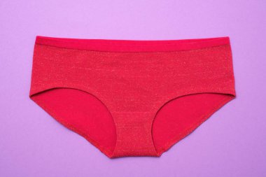 Pembe bir arka plan üzerinde kırmızı külot. Üstten Görünüm