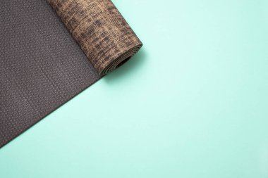 Mavi renkli bir arka plan üzerinde yeni yoga mat. Kopya alanı ile Üstten Görünüm.