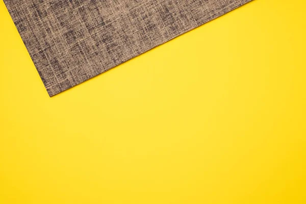Új jóga szőnyeg színes sárga háttéren. Szemközti nézet másol hely. — Stock Fotó