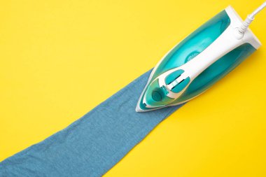 Mavi gömlek Ütü kısmi görünüm. Deniz bir gemi gibi arıyorsunuz.