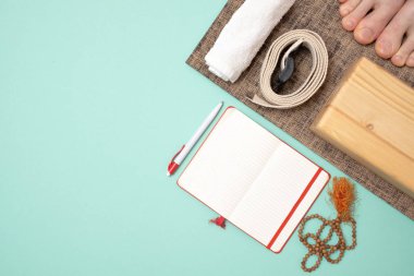 Üstten Görünüm yoga aksesuarları ve dizüstü yazmak için. Yoga öğretim ders