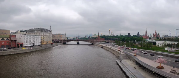 MOSCÚ, RUSIA - 19 DE MAYO DE 2018: Vista sobre el centro de la capital de Rusia y el río . —  Fotos de Stock