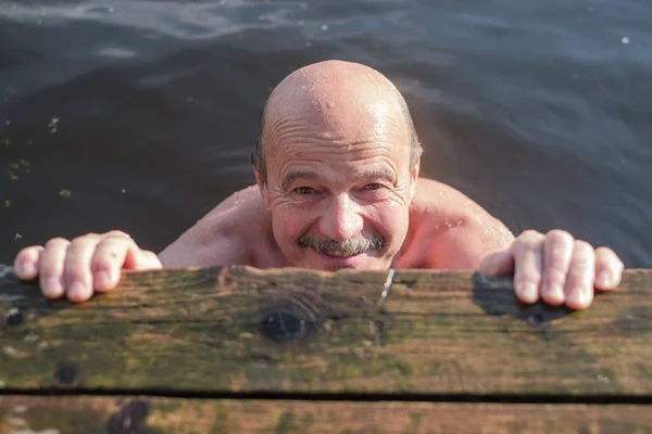 アクティブな夏の休暇を楽しんで幸せな高齢者男. — ストック写真