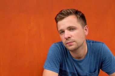 Kendine güvenen Avrupa adam kamera güvenle bakan