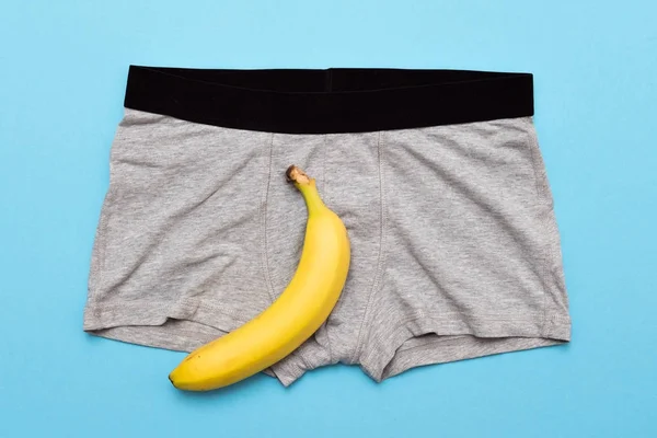 Ανδρικό εσώρουχο με κίτρινη μπανάνα σε υγιή σεξουαλική έννοια. — Φωτογραφία Αρχείου