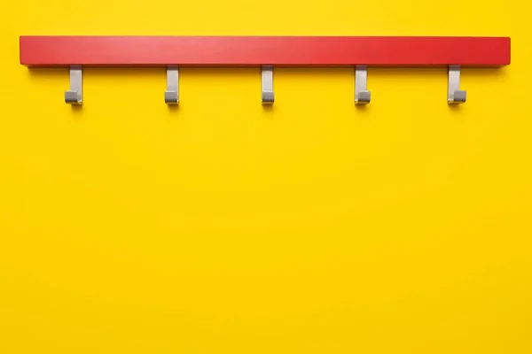 Percha de madera o percha de ropa sobre un fondo de color . — Foto de Stock