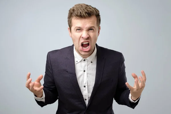 Gniew szalony przystojny mężczyzna w kolorze stojący krzyk i krzyczy — Zdjęcie stockowe