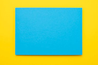 Sarı arka plan mavi bir kağıda. Boşaltmak