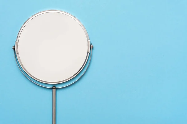 Το top view εικόνα του καθρέφτη χέρι κύκλο σε μπλε φόντο. — Φωτογραφία Αρχείου