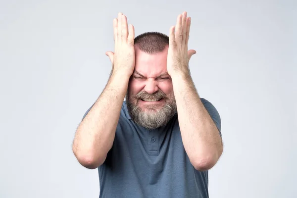 Volwassen bebaarde man permanent en balde hoofd van een migraine-aanval — Stockfoto