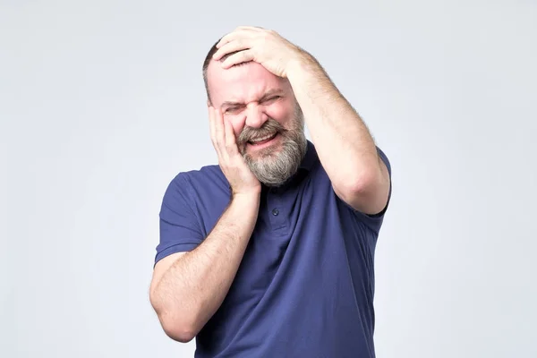 Зрелый европеец с бородой плачет в панике. . — стоковое фото