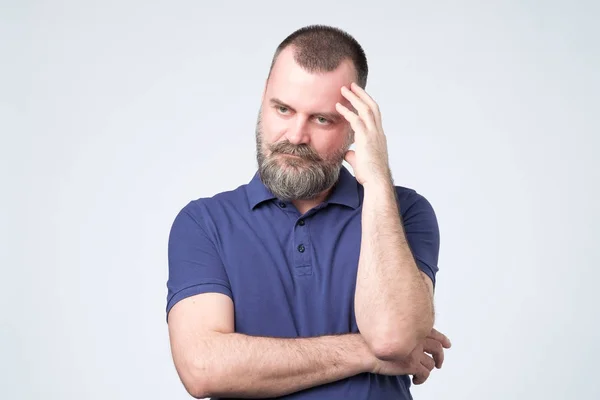 Edad madura, problema y concepto de personas. Hombre barbudo con ropa azul pensando —  Fotos de Stock