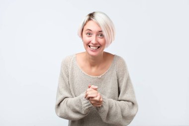 Oldukça lüks moda modern sevimli sevimli kadın boyalı saç modeli ile gözleri inanamıyorum..