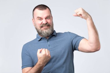 Kol kas gösterilen üzerinden Avrupa sakallı adam yakışıklı orta yaş