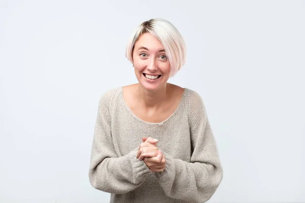 Bonita fantasia moderna encantadora mulher bonito com penteado tingido não pode acreditar em seus olhos . — Fotografia de Stock