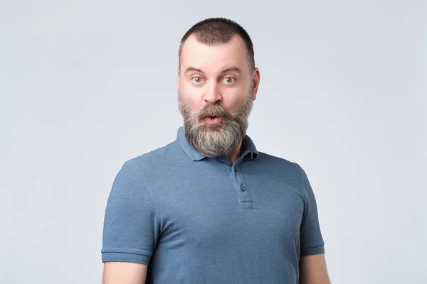 Sanki büyük bir fırsat için seçilir olgun adamla hayran yüz sakallı — Stok fotoğraf