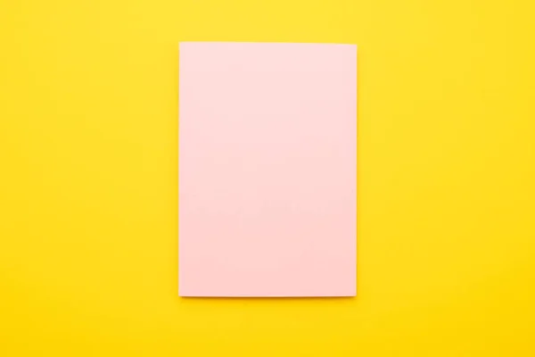 Fondo de textura de papel amarillo y rosa. espacio de copia vacío para su anuncio y texto . — Foto de Stock