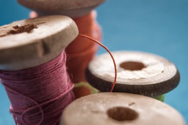 Ahşap makara makro görünümü üzerinde dikiş iğne ve pamuk ipliği.