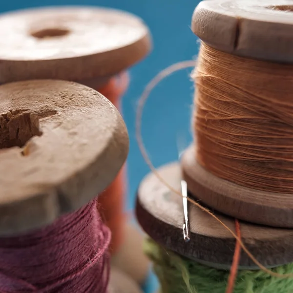 木製スプール マクロの表示にミシン針と木綿糸. — ストック写真