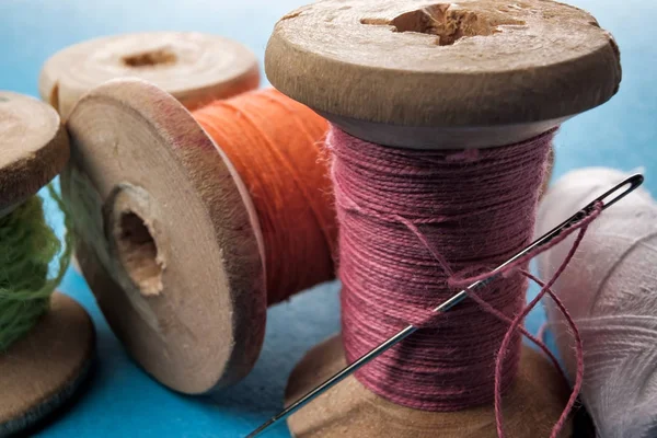 木製スプール マクロの表示にミシン針と木綿糸. — ストック写真