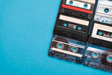 Retro kaset kaset yerlerde mavi arka plan.