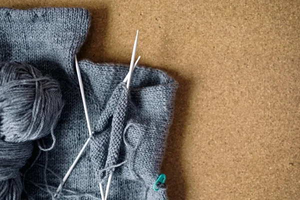 Hiányos szürke pulóver gyerek kötés tűkkel — Stock Fotó