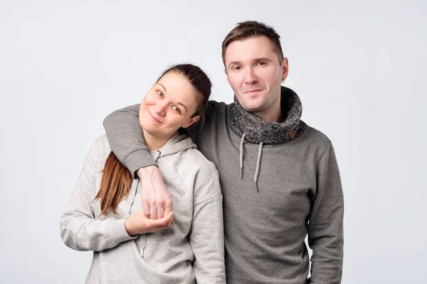 Jovem casal europeu em pé contra fundo cinza branco — Fotografia de Stock