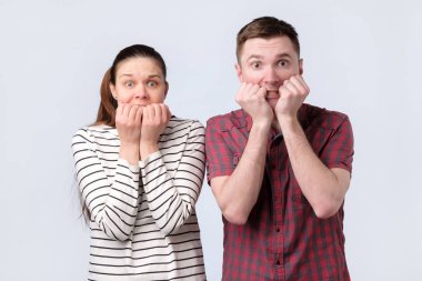 Korkmuş genç Avrupa erkek ve kadın. Yüz ifadesi kavramı.