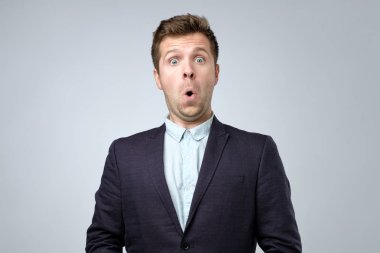 Elbiseli neşeli bir adam şaşırır. Stüdyo portre bir sürpriz genç Yöneticisi