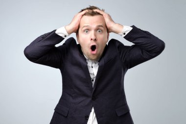 Elbiseli neşeli bir adam şaşırır. Stüdyo portre bir sürpriz genç Yöneticisi