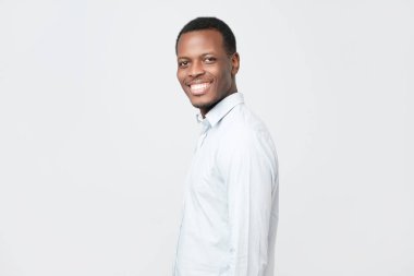 Gömlek gülümseyen içinde Afrika yakışıklı genç emin gülüyor