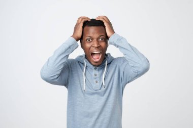 Afrika adam kızgınlıktan, sıkıntılı ve bıkmış tutuşup kafasına darbe olacak