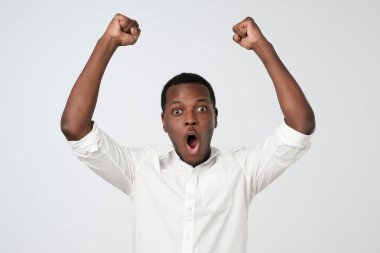 Kazanan kutluyor. Afrika adam yumruk dayanabiliyor mutlu yüz ifadesi ile heyecanlı
