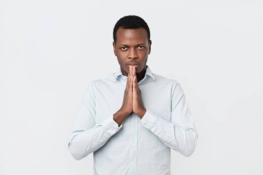 Dua mağfiret endişeli genç Afro-Amerikan adam alkış sormak için yardım