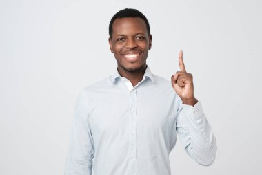 Afrika genç gösteren işaret parmakları, tavsiye veren adam