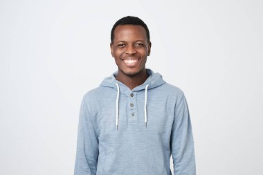 Yakışıklı genç Afrika adam gülümseyerek emin gülüyor