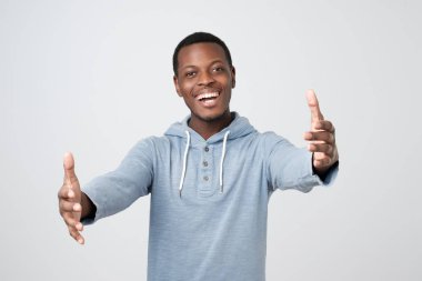 Kucaklamak isteyen eller kameraya doğru çekerek çarklı Afrika adam,