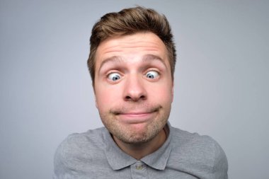 Burnuna bakarak Avrupa delikanlı. Gözlerini kısarak bekliyoruz.