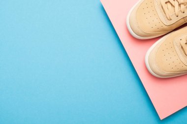 Üç çift ayakkabı renkli arka plan üzerinde