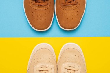 Üç çift ayakkabı renkli arka plan üzerinde